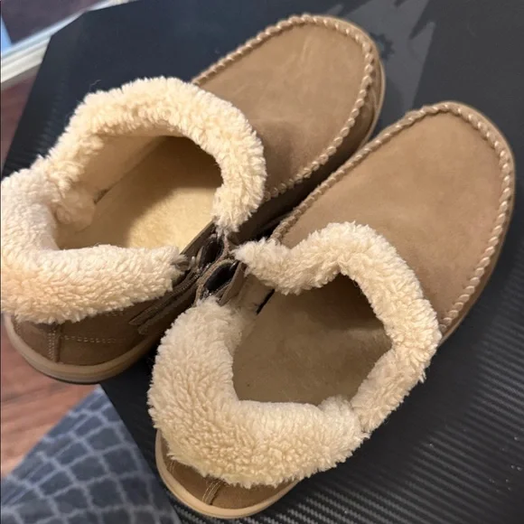 Cozy Women's Tan Slip-On Slippers - Picture 5 of 8